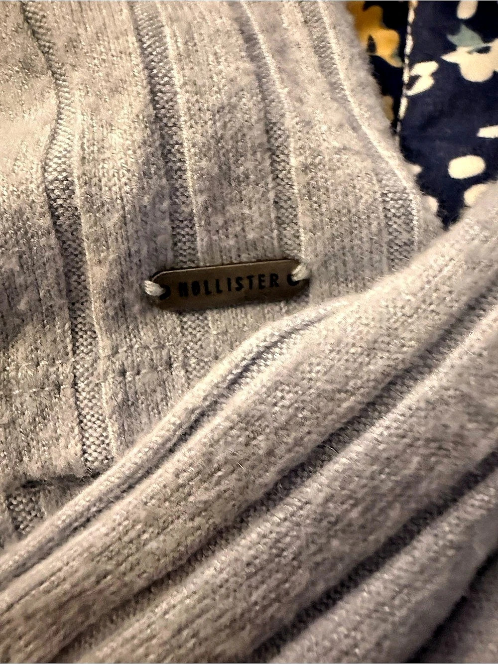 Hollister Ribbed Button-Front Cardigan Gray Small - Picture 3 of 3